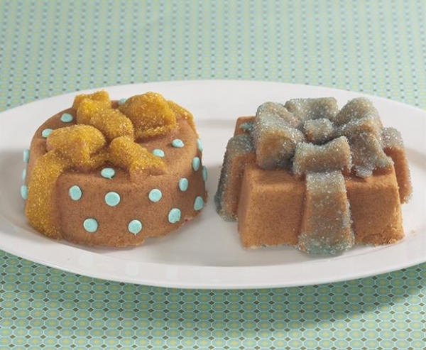 Pretty Presents Cake Pan