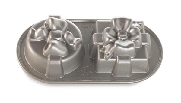 Pretty Presents Cake Pan